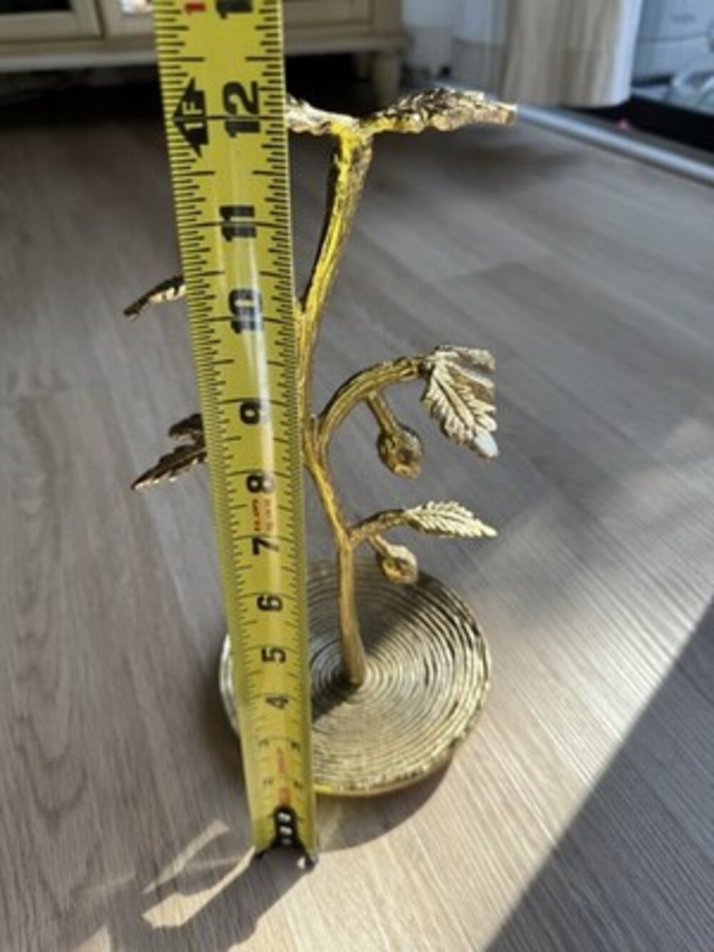 Gold painted jewelry stand metal with a strawberry design, elegant jewelry stand - Picture 4 of 6